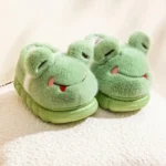chausson-grenouille-peluche-vert