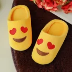 chausson-smiley-coeur-jaune-emoji