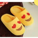 chausson-smiley-coeur-jaune-emoji