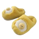Chaussons femme rigolos œuf en peluche jaune et blanche, pantoufles douces et chaudes avec design œuf au plat kawaii