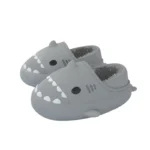 chaussons requins gris avec dents blanches en EVA