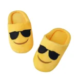 Chaussons Smiley Lunettes De Soleil jaunes pour enfant avec visage emoji et lunettes noires brodées