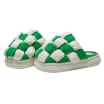 Un gros chausson vert et blanc en EVA avec une doublure en fourrure