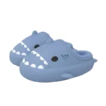 pantoufle requin bleu ciel avec dents blanches et yeux noirs