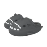 Pantoufle requin gris foncé en EVA avec intérieur en peluche douce