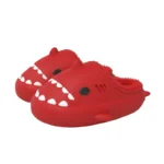 pantoufle requin rouge avec dents blanches et design amusant
