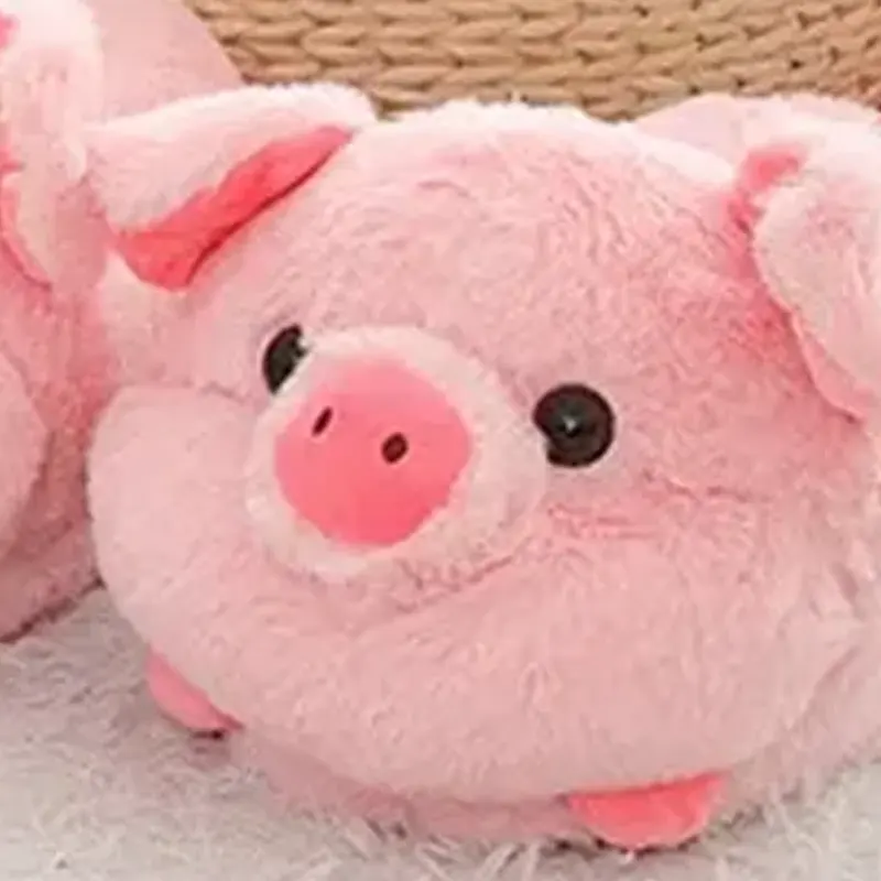 chausson-cochon-rose-detail-visage Détail du visage du chausson cochon rose avec museau et oreilles en peluche