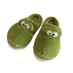 Chausson animaux crocodile vert en peluche avec yeux rigolos
