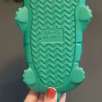 chausson-dinosaure-vert-jaune-enfant