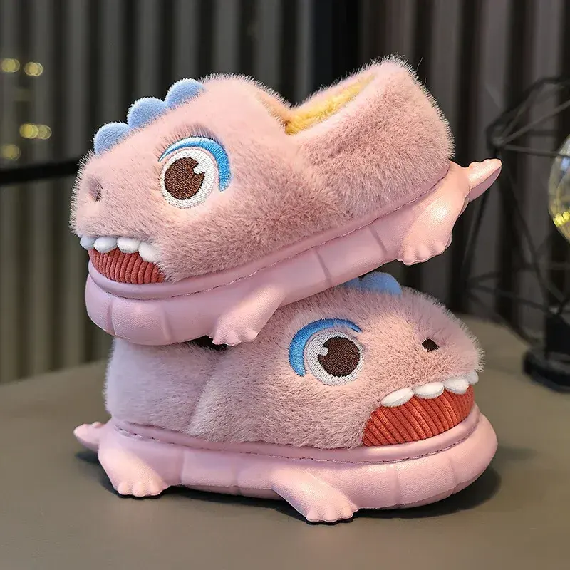 pantoufle-dinosaure-fille-rose Pantoufle dinosaure fille rose confortable, forme fermée qui tient bien au pied