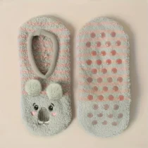 Vue de dessus des chaussettes chaussons koala gris avec oreilles en relief