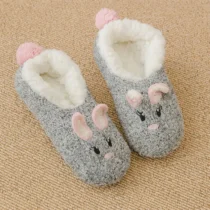 Paire de Chausson Souris Femme gris sur sol, oreilles roses et semelle souple antidérapante