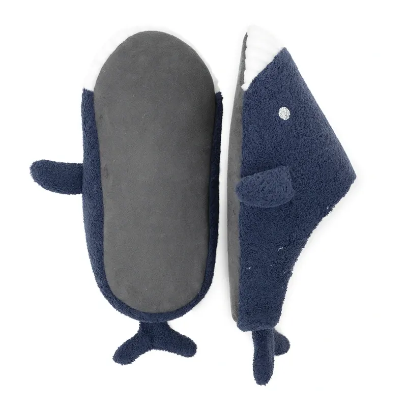 pantoufle-en-forme-de-poisson-profil-semelle pantoufle poisson bleue vue de profil avec semelle plate