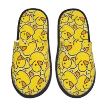 Chausson canard homme avec motif canards jaunes répétés, design fun et original