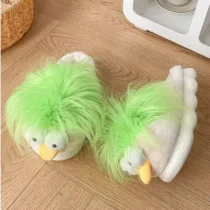 Chausson Canard Punk utilisé au quotidien pour se détendre à la maison