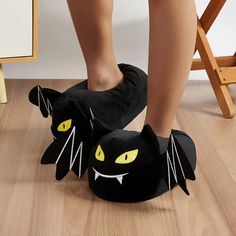 chausson-chauve-souris-noir-marche Chaussons chauve-souris noirs portés avec ailes décoratives et yeux jaunes