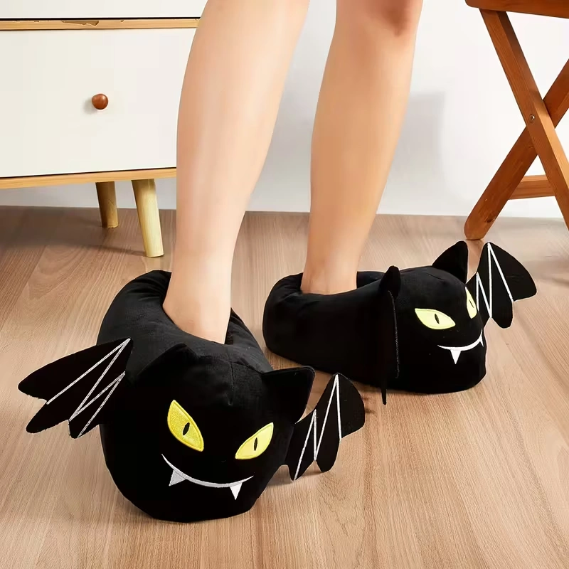 chausson-chauve-souris-noir-porte Chaussons chauve-souris noirs portés avec ailes et yeux jaunes