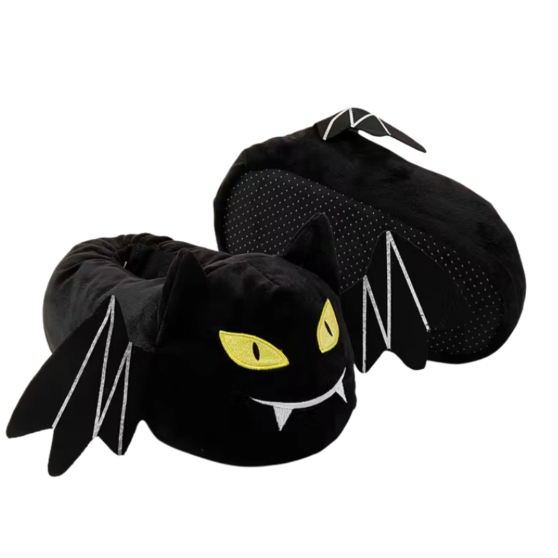 chausson-chauve-souris-noir Chausson chauve-souris noir en peluche avec ailes et yeux jaunes