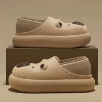 Chaussons sabots femme gris tête de capybara, vue latérale empilée mettant en valeur la doublure chaude et la semelle épaisse