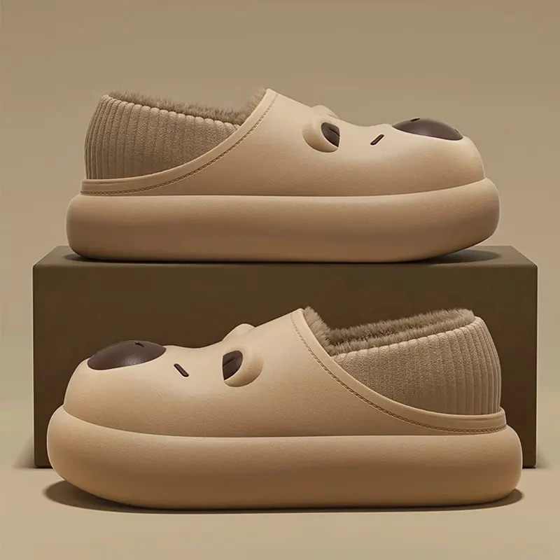 chausson-sabot-fourres-capybara-gris-collection Chaussons sabots femme gris tête de capybara, vue latérale empilée mettant en valeur la doublure chaude et la semelle épaisse