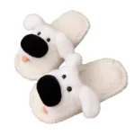 Chaussons claquettes femme en fausse fourrure blanche, design chien rigolo avec gros museau noir confort et style original