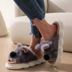 claquettes-fourrures-femme-chien-gris