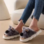 claquettes-fourrures-femme-chien-gris