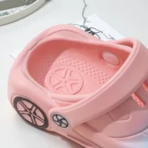 sabots-enfant-voiture-rose-et-bleue-interieur