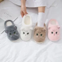 Chausson Chat Mignon porté avec 4 coloris gris blanc marron et rose