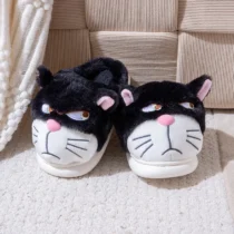 Chausson Chat Noir Grognon posé dans une ambiance cocooning