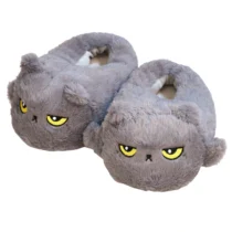 Chausson Chaton gris avec des yeux jaunes et un regard blazé