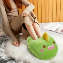 Chausson chauffant dinosaure USB utilisé avec les deux pieds à l’intérieur pour se réchauffer en hiver