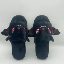 Chausson chauve souris noir en paire avec ailes et détails rouges