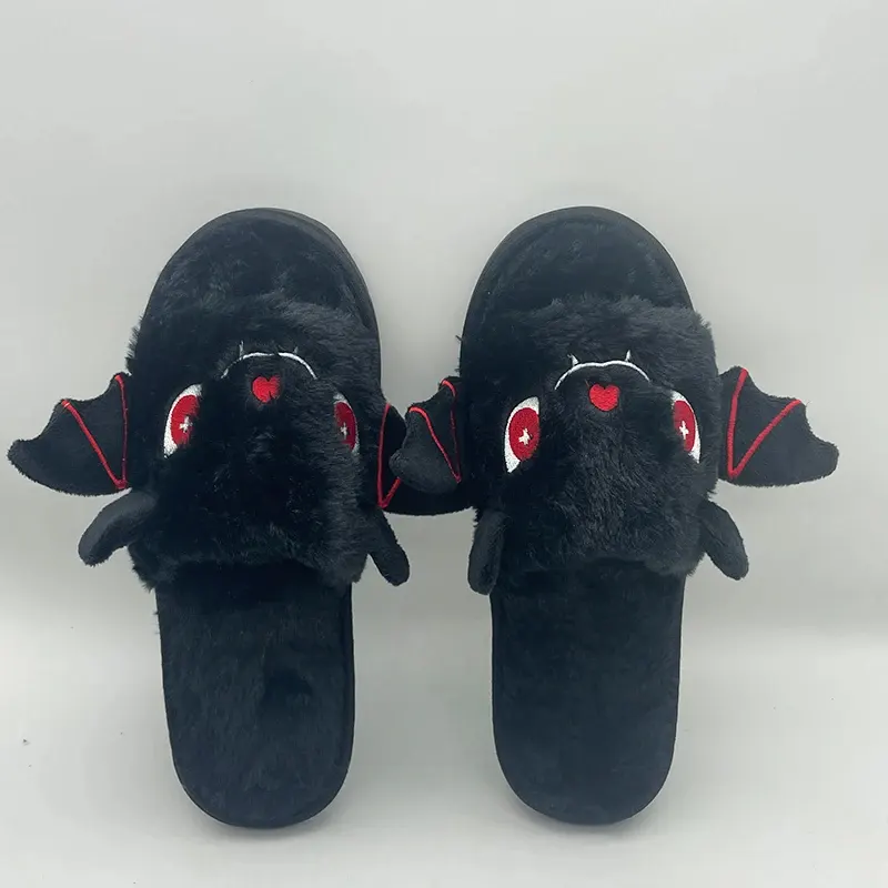 chausson-chauve-souris-noir-paire Chausson chauve souris noir en paire avec ailes et détails rouges