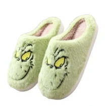 Chausson Grinch vert en peluche douce sur fond blanc
