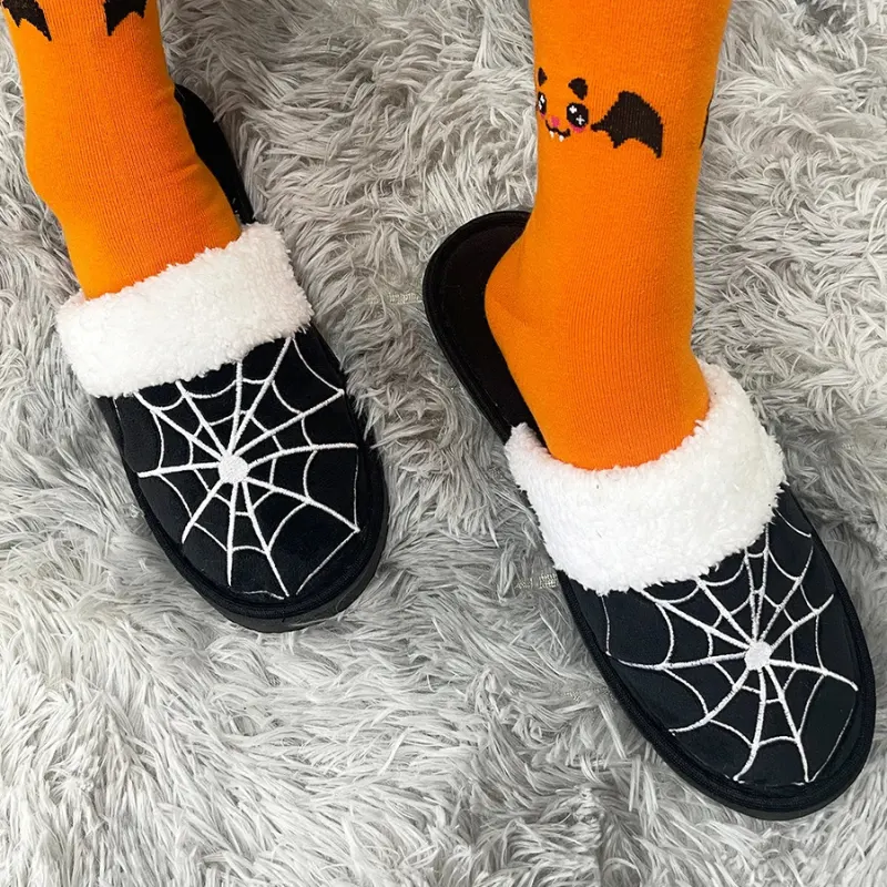 chausson-halloween-araignee-porte Chausson araignée adulte porté avec motif toile d araignée