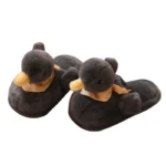 Chaussons Canard Femme Noirs en peluche avec bec jaune et foulard orange