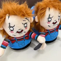Gros plan sur les Chaussons Chucky 3D avec détails du visage et du costume