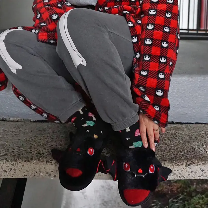 chaussons-homme-chauve-souris-noir-portes Chaussons Homme Chauve Souris noirs portés avec design Halloween