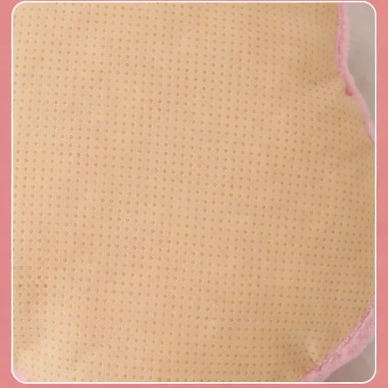 coussin-chauffe-pied-rose-semelle-antiderapante coussin chauffe pied rose en forme de patte de chat avec une semelle antidérapante