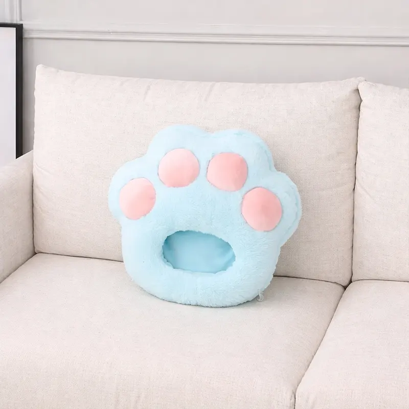 tapis-chauffant-pied-patte-de-chat-bleu-sur-divan tapis chauffant pied patte de chat bleu utilisé pour réchauffer les pieds à la maison